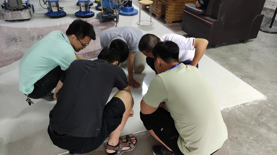 學員一起研究、探討新型無機磨石