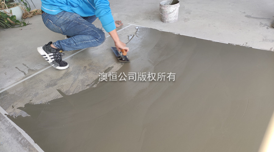 在麻面地面上批刮390薄層韌性自流平水泥，修補細小孔洞
